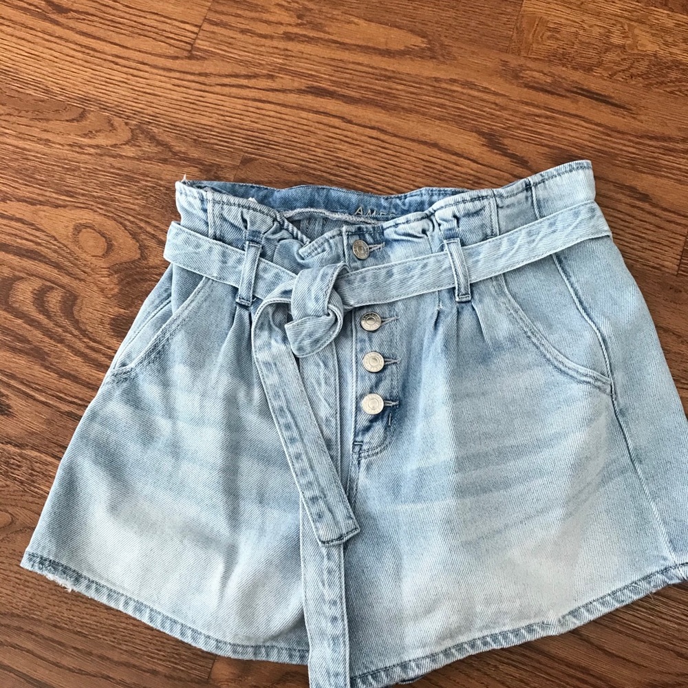 American Eagle - light denim hi-rise BELTED shorts